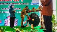 Bupati Ngawi Ony Anwar Harsono meresmikan program dimulainya program pemeriksaan kesehatan gratis untuk masyarakat, yang secara simbolis digelar di Puskesmas Mantingan.