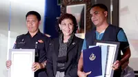 Menteri Susi Pudjiastuti saat memberikan penghargaan saat menghadiri Refleksi Tahun 2014 dan Outlook 2015 di Gedung Kementerian Kelautan dan Perikanan, Jakarta, Senin (5/1/2015). (Liputan6.com/Faizal Fanani)