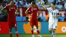 Pemain depan Argentina, Lionel Messi (kanan) menyelamatkan muka tim tango saat berlaga kontra Iran di Stadion Mineirao, Belo Horizonte, Brasil (21/6/2014). (REUTERS/Kai Pfaffenbach)