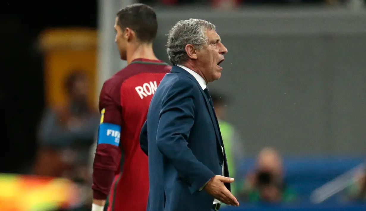 Pelatih Portugal, Fernando Santos mengintruksikan pemainnya saat berhadapan dengan Chile di semifinal Piala Konfederasi 2017 di Arena Kazan, Rusia, (28/6). Chile melaju ke Final dan menunggu pemenang antara Jerman dan Meksiko. (AP Photo / Pavel Golovkin)
