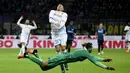 Pemain Frosinone, Danilo Soddimo (tengah) berebut bola dengan kiper Inter Milan, Samir Handanovic pada lanjutan liga Italia Serie A, Inter Milan vs Frosinone di Stadion  San Siro, Milan, Senin (23/11/2015) dini hari WIB. (AFP Photo/Olivier Morin)
