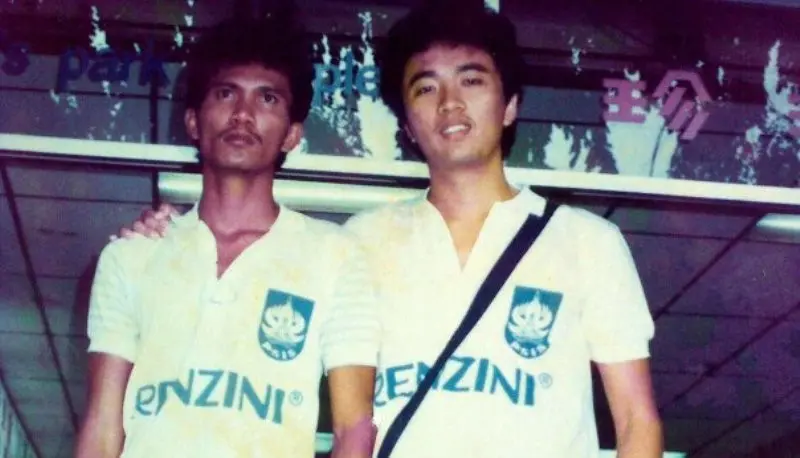 Almarhum Ribut Waidi (kiri), pahlawan Timnas Indonesia di final SEA Games 1987. Ribut meroket setelah PSIS meraih juara Perserikatan 1987. (Dok pribadi Agus Santoso)