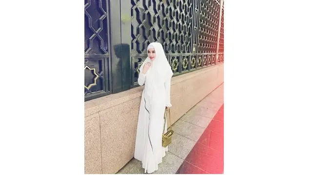 Apristiyah terlihat berbeda, ia terlihat semakin anggun dalam balutan hijab.