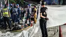 Petugas darurat bersiap menempatkan jenazah korban ke dalam ambulans setelah kebakaran di bar Rong Beer Na Lat Phrao di Bangkok, Thailand, Senin, 13 Juli 2026. (AFP/ Chanakarn Laosarakham)