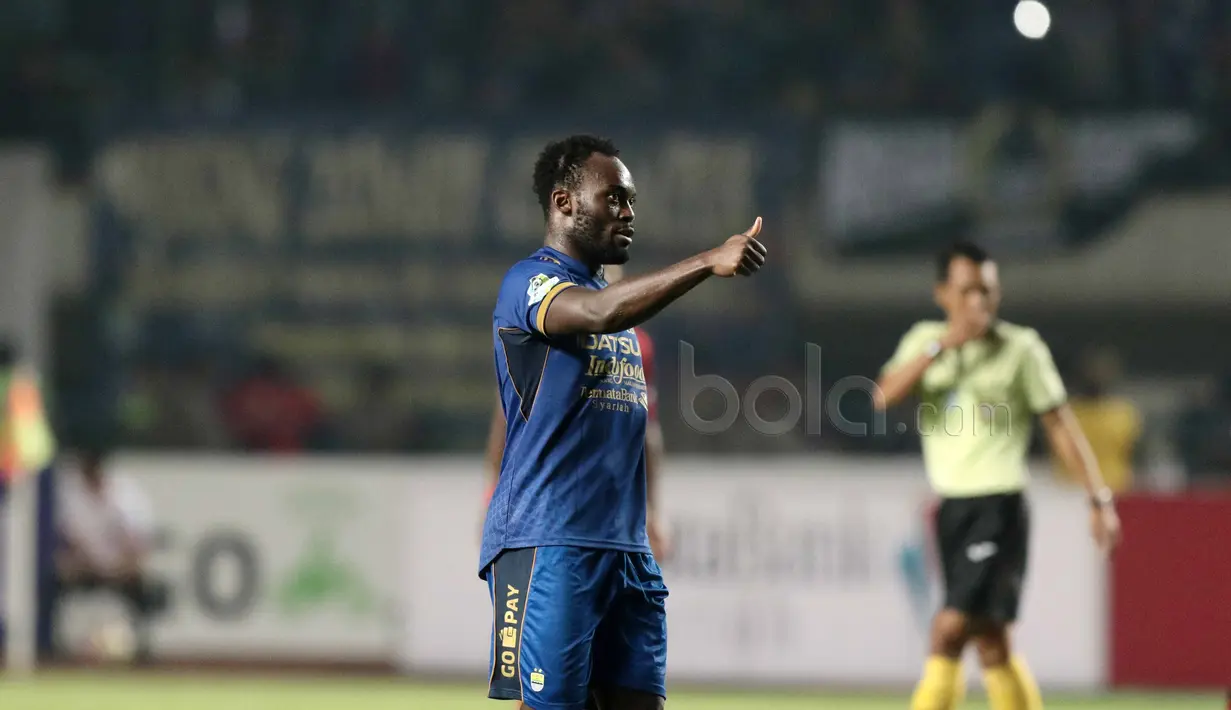 Michael Essien mengangkat jempol kepada rekannya usai mencetak gol saat melawan Persipura pada lanjutan Liga 1 2017 di Stadion GBLA, Bandung, Minggu (7/5/2017). Persib menang 1-0. (Bola.com/Nicklas Hanoatubun)
