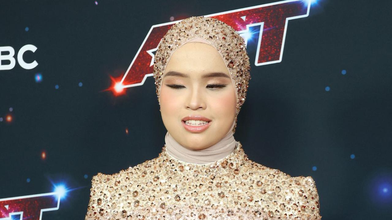 Putri Ariani tampil berbalut cape gown bernuansa beige yang didominasi sentuhan payet.