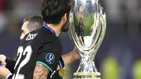 Gelandang Real Madrid, Isco Alarcon, mencium trofi Piala Super Eropa. Isco jadi bintang kemenangan 2-1 atas Manchester United di Philip II Arena, Skopje, Rabu (9/8/2017) dini hari WIB. (AFP/Dimitar Dilkoff)