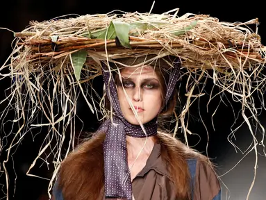 Model membawakan koleksi Spring/Summer 2017 karya Vivienne Westwood dalam Paris Fashion Week di Prancis, (1/10). Vivienne Westwood menampilkan busana dengan aksesoris unik. REUTERS/Charles Platiau