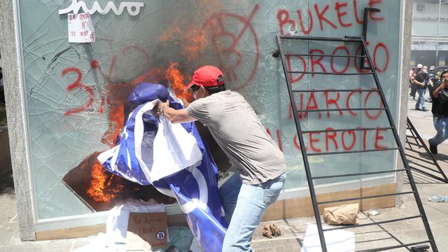 Tolak Bitcoin, Warga El Salvador Bakar ATM Uang Kripto