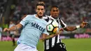 Striker Juventus, Douglas Costa, berebut bola dengan gelandang Lazio, Luis Alberto, pada laga Supercoppa Italiana 2017  di Stadion Olimpico, Minggu, (13/8/2017). Lazio menang 3-2 atas Juventus. (AFP/Aleberto Pizzoli)