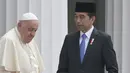 Presiden Joko Widodo (kanan) bersama PPemimpin tertinggi Gereja Katolik Sedunia, Paus Fransiskus (kiri) mengikuti upacara penyambutan kunjungan kenegaraan Paus di Istana Merdeka, Jakarta, Rabu (4/9/2024). (Bay Ismoyo/Pool Photo via AP)