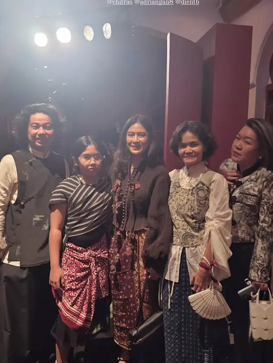 Ishana kenakan wrapped top berbahan lurik yang dipadu dengan bawahan hitam dan kain batik yang diikat [@therealdisastr]