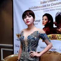 Membawa nama Indonesia ke kancah Internasional tentunya bisa dilakukan dengan menunjukan karya khas indonesia, tak terkecuali artis cantik Vicky Shu. (Wimbarsana Kewas/Bintang.com)