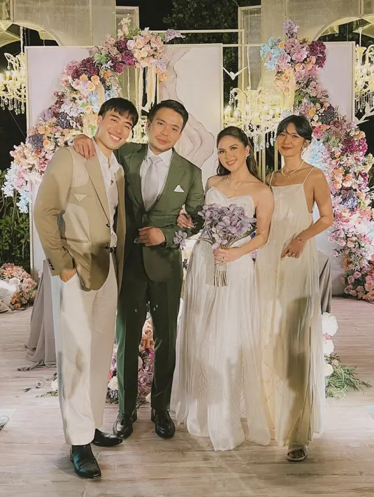 Mengenakan dress putih yang sederhana, Sheila tampak begitu chic. [Foto: Instagram/ Vidi Aldiano]