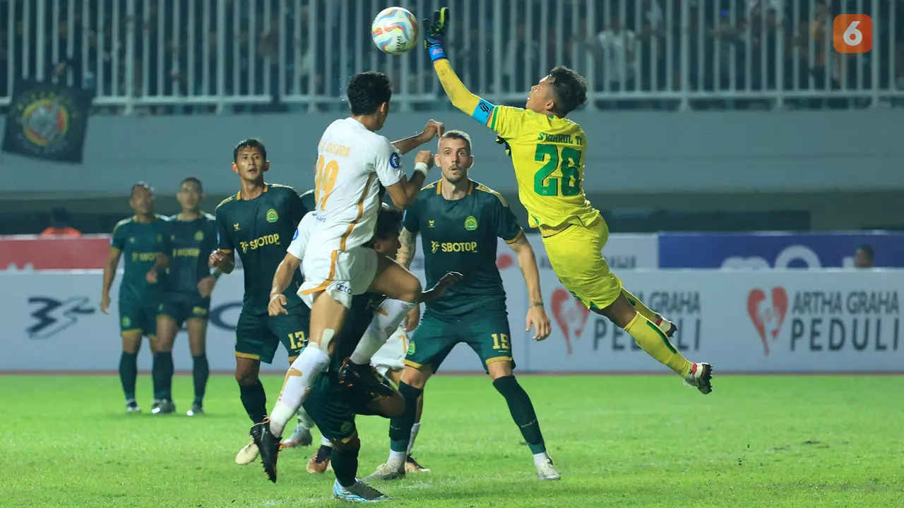 Foto: Duel Alot Aji Kusuma Vs Syahrul Trisna dalam Laga Imbang antara Persikabo 1973 Melawan Persija di BRI Liga 1 2023/2024