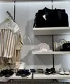 Instalasi seni karya Adi Sundoro hadir sebagai bagian dari pembukaan butik terbaru Bimbi Group, dengan menghadirkan dedicated area BOSS Kidswear, 7 Agustus 2026. (Liputan6.com/Asnida Riani)