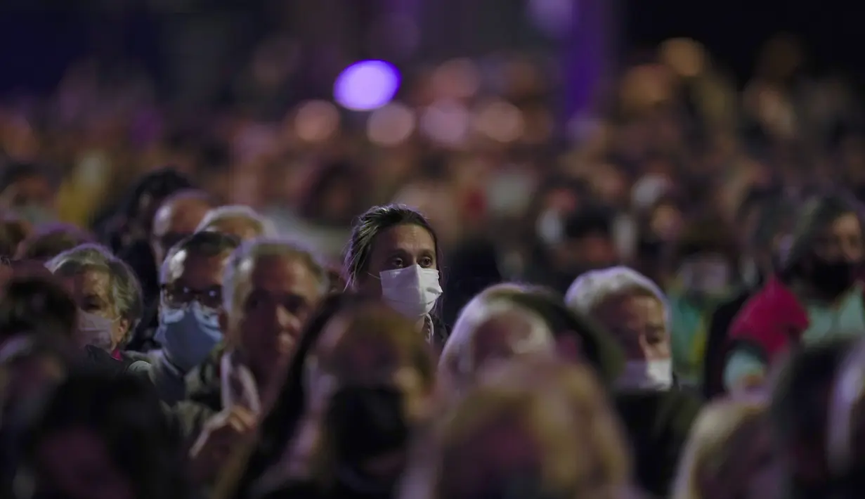 Orang-orang menyaksikan babak final Kejuaraan Dunia Tango di Buenos Aires, Argentina (25/9/2021). Kejuaran ini diikuti oleh penari dari 25 negara yang bertarung menjadi yang terbaik. (AP Photo/Natacha Pisarenko)