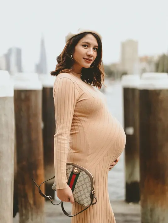 Sudah tak sabar bertemu dengan sang buah hati, Acha Sinaga pun menuliskan caption menyentuh. "Oke nak kalau mau keluar kapan aja boleh.. Mamak uda siap," tulisnya. (liputan6.com/IG/@achasinaga)