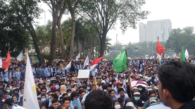 Demo Ricuh, Mahasiswa di Palembang Masuk Mal Hindari Gas Air Mata