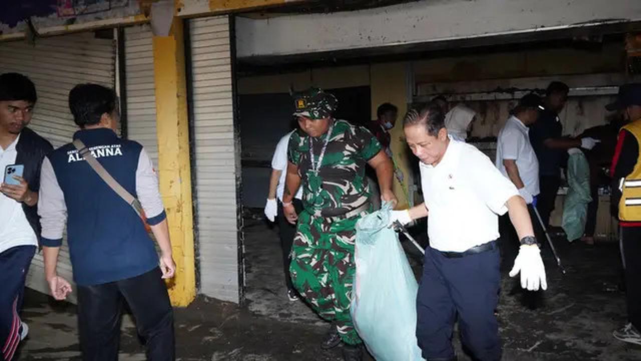 Aksi Kiran Cucu Presiden Sukarno Ikut Bersih-bersih Sungai Tukad Bali Pasca-banjir
