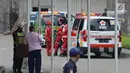 Petugas medis berjaga usai terjadi ledakan di Mal Taman Anggrek, Jakarta Barat, Rabu (20/2). Polisi masih menyelidiki peristiwa tersebut. (Merdeka.com/Imam Buhori)