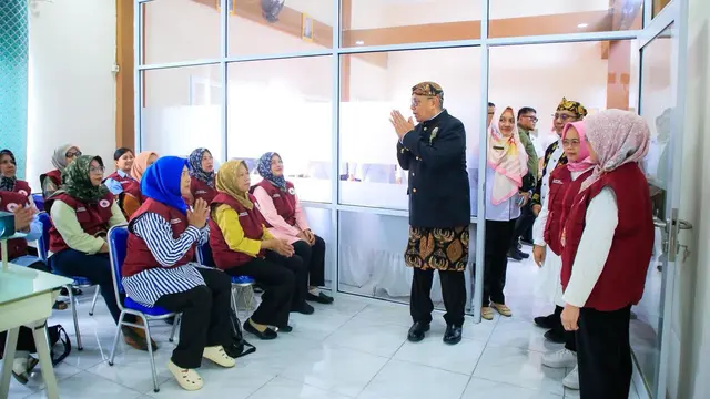 Wali Kota Tangerang Selatan Benyamin Davnie saat meluncurkan Sekolah Ibu di Kelurahan Lengkong Wetan, Kecamatan Serpong. (Istimewa)