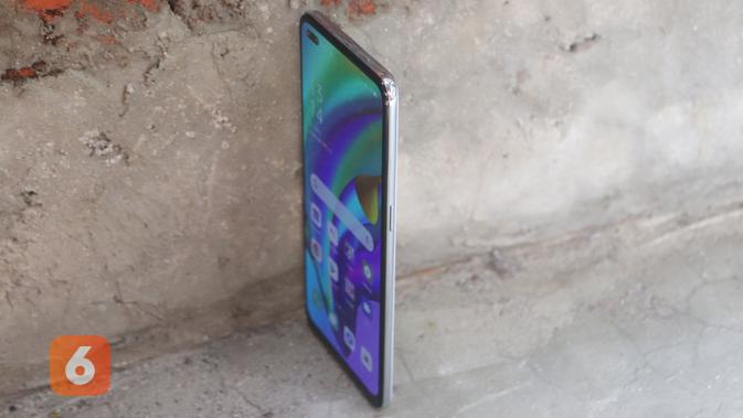 Oppo Reno4 F hadir dengan bodi tipis yang nyaman digenggam (/ Agustin Setyo W)