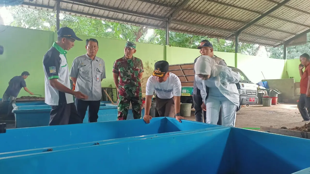 Wali Kota Depok, Supian Suri bersama Wakil DPRD Kota Depok, Yeti Wulandari meninjau pengelolaan sampah di jalan Merdeka, Depok.