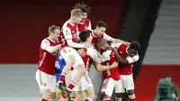 Para pemain Arsenal merayakan gol yang dicetak oleh Alexandre Lacazette ke gawang Chelsea pada laga Liga Inggris di Stadion Emirates, Sabtu (26/12/2020). Arsenal menang dengan skor 3-1. (Andrew Boyers/ Pool via AP)