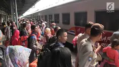 Puncak arus mudik di stasiun Pasar Senen terjadi hari ini, sekitar 25 ribu lebih pemudik perharinya menuju Jawa Tengah dan Jawa Timur.