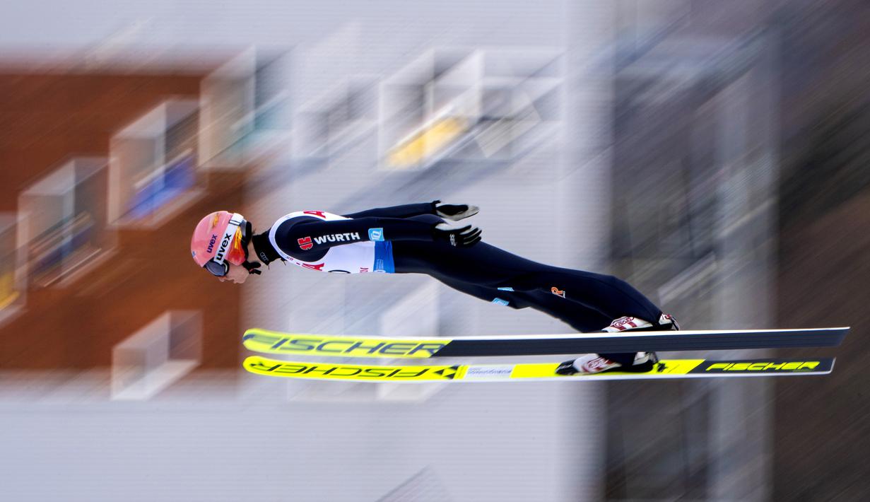 Karl Geiger menempati peringakt ketiga saat berkompetisi di ajang Kejuaraan Ski Jumping putra di Rasnov, Romania. (Foto: AP/Raed Krishan)