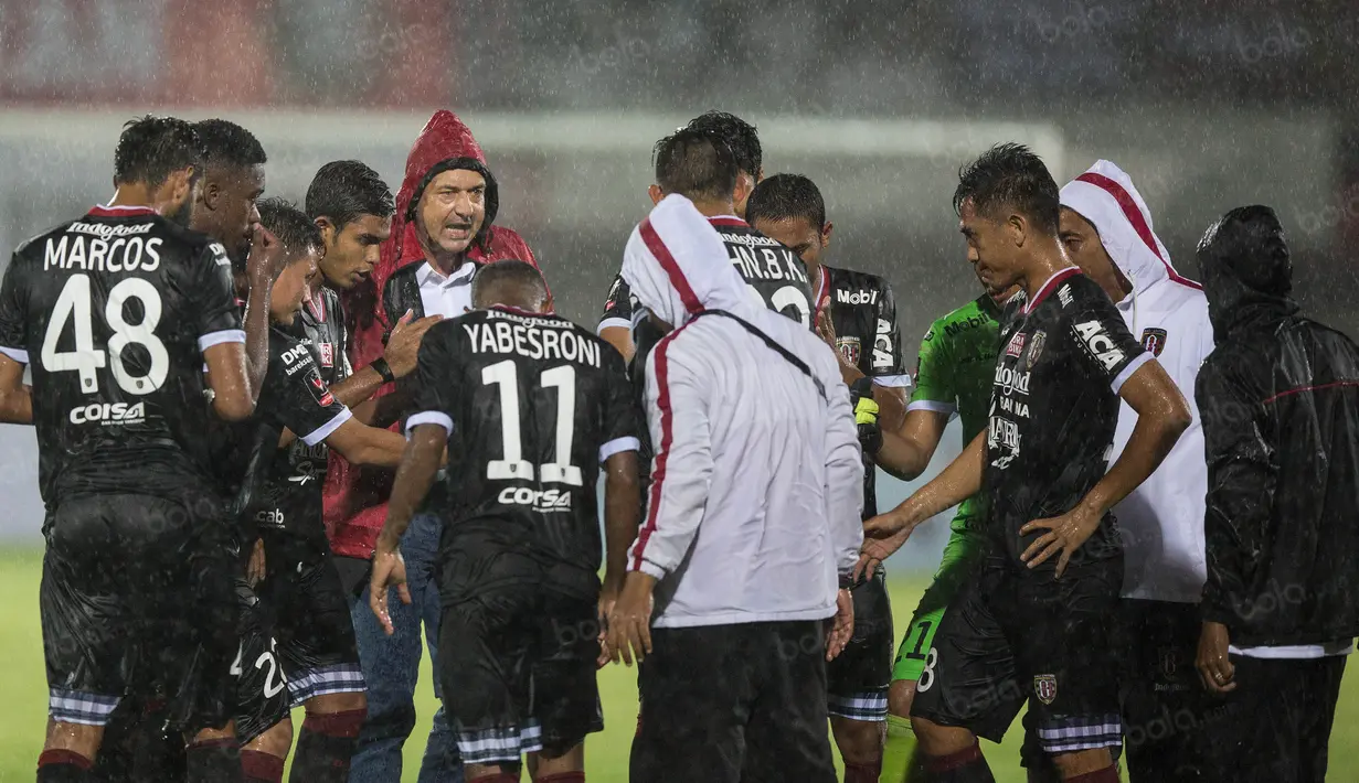 Tak hanya menjadi asisten, Hans Peter Schaller juga pernah menukangi PSM Makasar beberapa waktu lalu. (Bola.com/Vitalis Yogi Trisna)