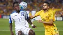 Gelandang Australia, Aziz Behich, berebut bola dengan gelandang Honduras, Alberth Elis, pada laga leg kedua babak play-off Piala Dunia 2018 di Stadion ANZ, Sydney, Rabu (15/11/2017). Australia menang 3-1 atas Honduras. (AP/Daniel Munoz)