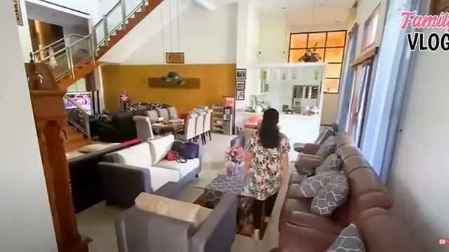 Rumah Orangtua Ussy Sulistiawaty
