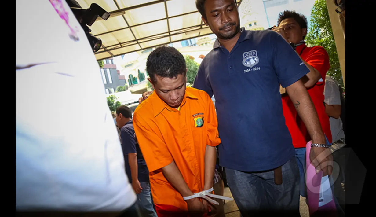 Inisial  EY (29), satu dari lima spesialis pencurian dengan cara pecah kaca mobil diperlihatkan saat rilis di Resmob Polda Metro Jaya, Jakarta, Selasa (27/1/2015). (Liputan6.com/Faizal Fanani)
