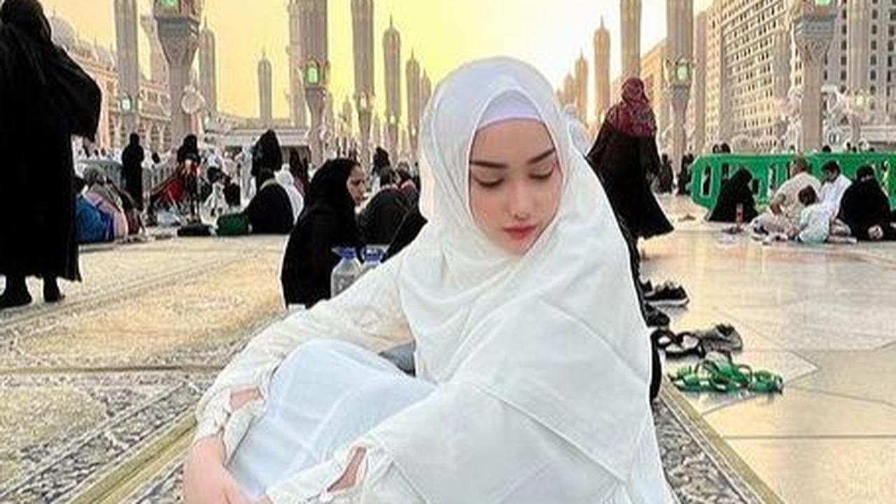 Seperti inilah salah satu potret Cristina Laws tampil dengan busana tertutup dan balutan hijab.