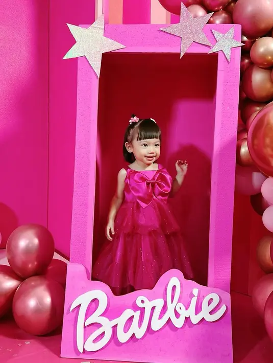 Bible tampil menggemaskan dalam balutan dress stin dan rok tutu. Ia pun berpose layaknya Barbie di dalam box [@felicyangelista_]