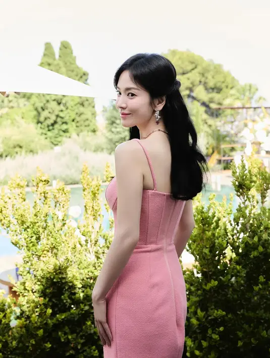 Song Hye Kyo terlihat makin elegan dengan rambut panjang yang ditata dengan half updo berponi [@kyo1122]