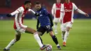 Bek Ajax, Noussair Mazraoui berusaha melewati gelandang Atalanta, Papu Gomez pada pertandingan Grup D Liga Champions di Johan Cruyff ArenA di Amsterdam, Belanda, Kamis (10/12/2020). Dengan hasil ini Atalanta berhasil melaju ke babak 16 besar Liga Champions bersam Liverpool. (AP Photo/Peter Dejong)