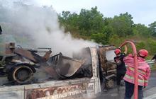 Mobil Towing Pengangkut Alat Berat Hangus Terbakar di Tol Lampung Selatan