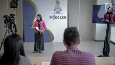 Seorang peserta mengikuti kompetisi News Presenter selama Emtek Goes To Campus 2018 di Surabaya, Jawa Timur, Selasa (13/11). Audisi news presenter merupakan salah satu acara yang menjadi ciri khas setiap penyelenggaraan EGTC. (Liputan6.com/Faizal Fanani)