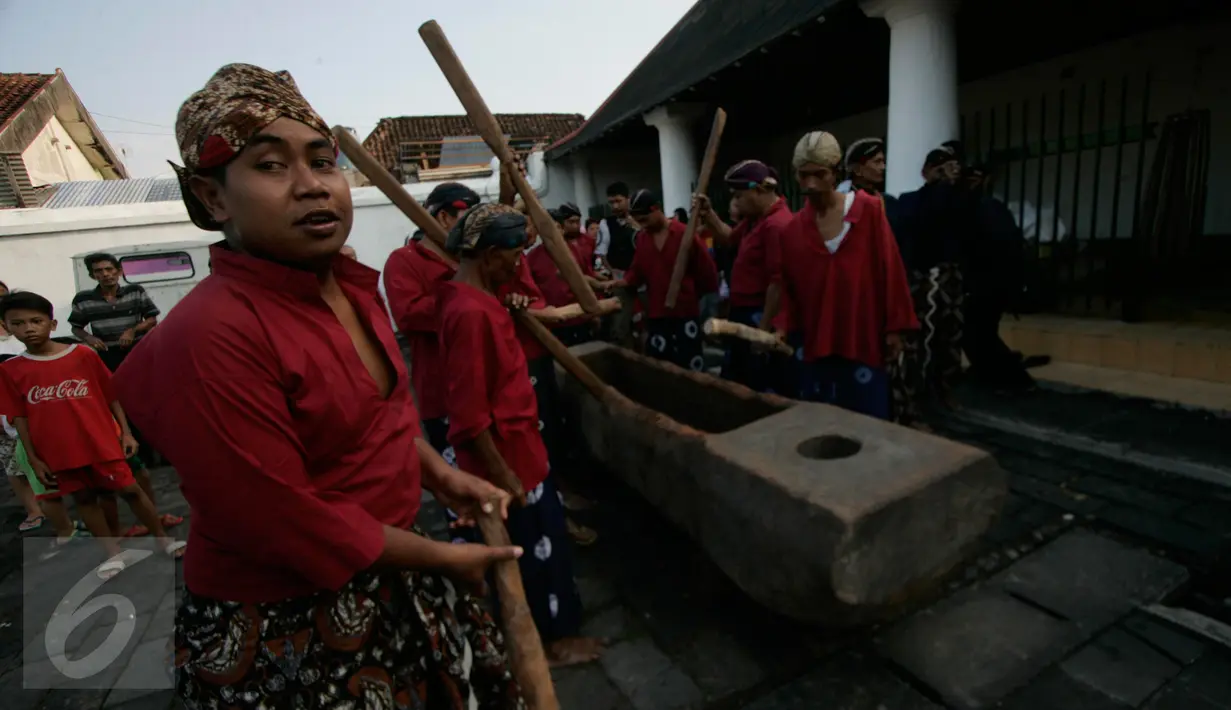 Sejumlah abdi dalem memainkan musik lesung saat prosesi numplak wajik di keraton Kesultanan Yogyakarta, (4/7).Numplak wajik di selenggrakan untuk memulai proses pembuatan Gunungan yang akan di perebutkan pada hari raya idul fitri.(Boy Harjanto)