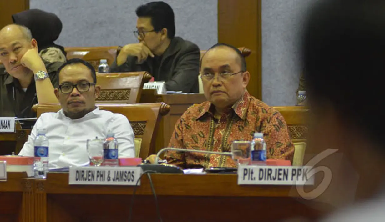 Menaker Hanif (kiri) bersama Dirjen PHI dan Jamsos Kemnaker, R. Irianto Simbolon (kanan) mengikuti rapat kerja bersama Komisi IX di Kompleks Gedung Parlemen, Jakarta, Selasa (3/2/2015). (Liputan6.com/Andrian M Tunay)