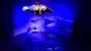 Seorang wanita berdiri dekat karakter pahlawan super dari DC yang dibuat dari Lego pada pameran Art of the Brick di La Vilette, Paris, Kamis (26/4). Tokoh superhero yang dibuat dengan Lego ini hasil karya seniman AS, Nathan Sawaya (AFP/Lionel BONAVENTURE)