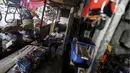 Marsyaad atau biasa dipanggil Pak Umar (79) membuat mobil-mobilan di toko mainan miliknya di Kalibata, Jakarta, Kamis (25/2/2021). Pak Umar yang menjual mainan anak sejak tahun 1974 mengaku tidak terlalu berdampak saat pandemi virus corona COVID-19 berlangsung. (Liputan6.com/Johan Tallo)