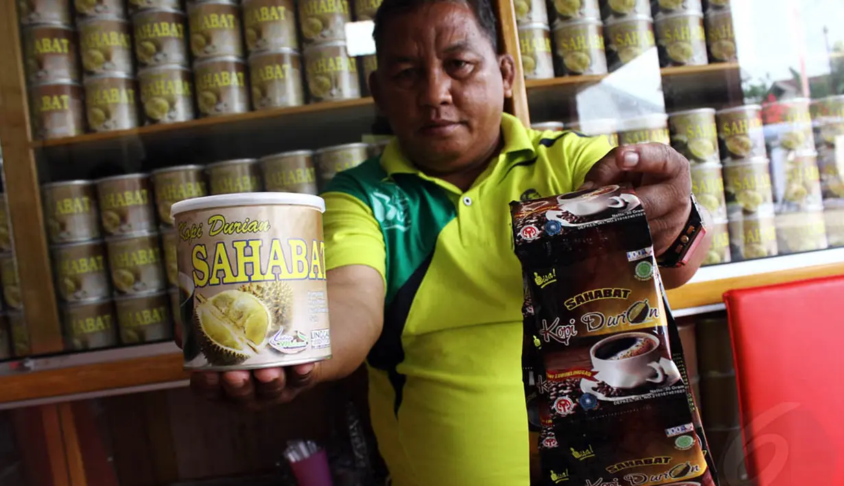 Seorang pedagang saat memperlihatkan kemasan Kopi Durian Sahabat khas Lubuklinggau, Sumatera Selatan, (12/10/14). (Liputan6.com/Faizal Fanani)