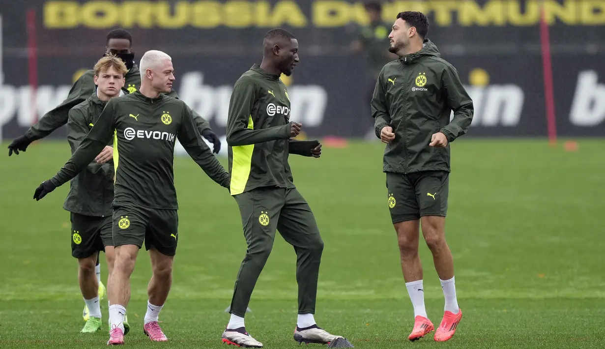 Ramy Bensebaini (kanan) dan para pemain Borussia Dortmund berlatih jelang laga Liga Champions 2024/2025 melawan Real Madrid di tempat latihan di Dortmund, Jerman, 21 Oktober 2024. (AP Photo/Martin Meissner)