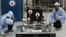Sejumlah tim ahli saat mengamati satelit ekuatorial pertama Indonesia, LAPAN A2, di Pusat Teknologi Satelit Lapan, Bogor, Kamis (3/9/2015). Satelit tersebut nantinya akan segera diberangkatkan ke India. (Liputan6.com/Faizal Fanani)