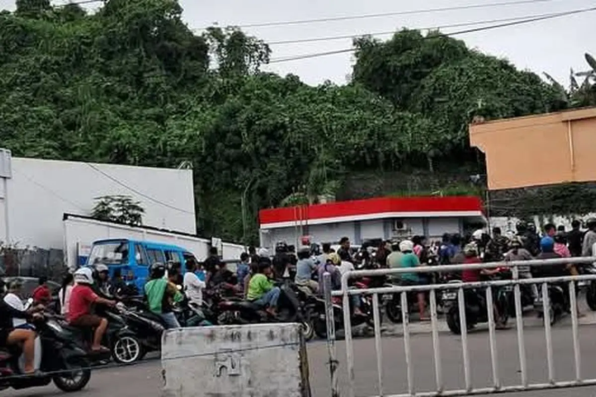 Antrian kendaraan di salah satu SPBU yang terletak di Kota Manado, Sulut, pada Kamis (12/12/2024).