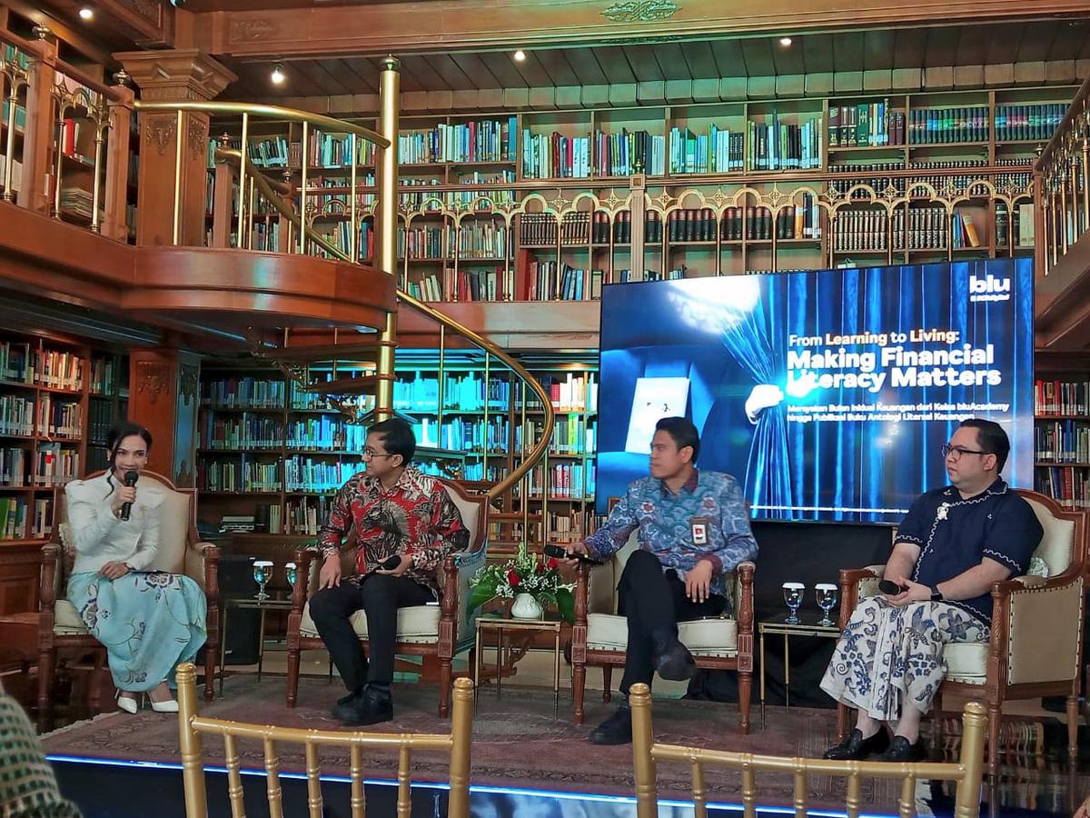 Duardi Prihandiko (Director of Business BCA Digital), Andi Muhammad Yusuf (Kepala Direktorat Literasi dan Inklusi Keuangan Syariah Otoritas Jasa Keuangan/OJK), dan Rudini Triyadi (Head of Brand Experience & Community BCA Digital)